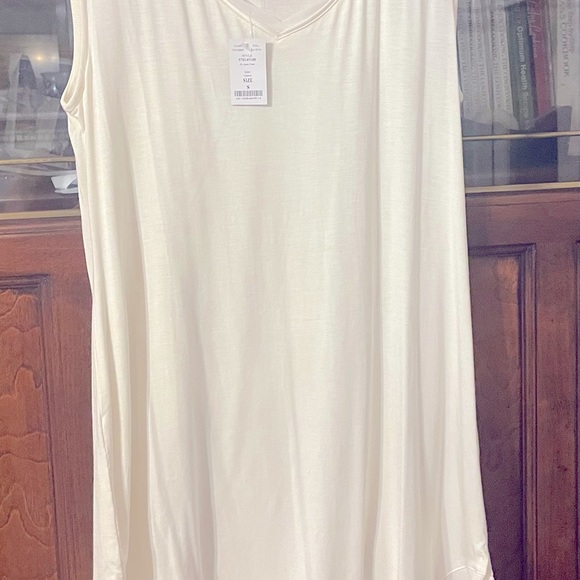 White House Black Market: White Asymmetrical Tank with cute chiffon hem. - Picture 4 of 9
